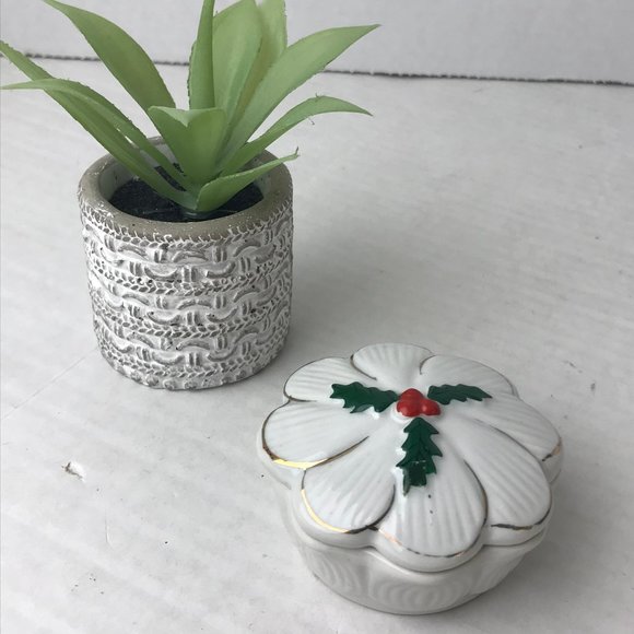 NIB - VINTAGE PORCELAIN KEEPSAKE Detailed Embossed Trinket Box with Gold Trim - Picture 6 of 12